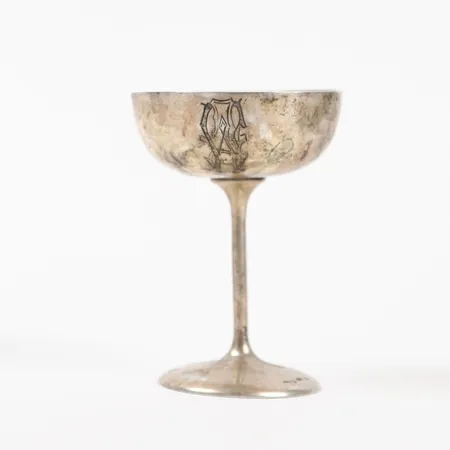 Pokal på fot med monogramgravyr, höjd ca 9cm, bredd 5-6,5cm, bruksslitage, Silver.  Vikt: 34,1 g