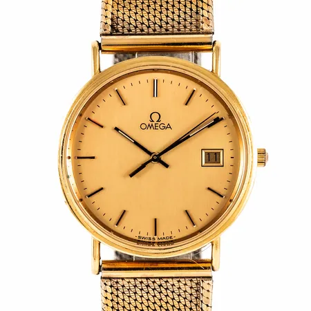 Herrur Omega i 18K guld. Boett Ø 32,5mm, datum, safirglas, quartz, band i rostfritt stål. Gravyr Företagsnamn & år. Batteribyte krävs? Bruttovikt: 59,7g. 