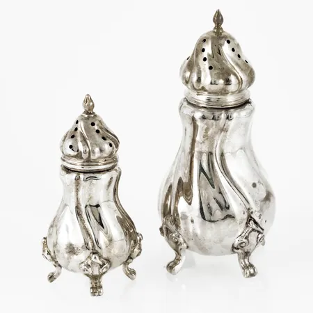 Salt & pepparströare i silver. De är 9 resp. 7,5 cm höga och väger 70g tillsammans. Svenska importstämplar, 925 & STERLING