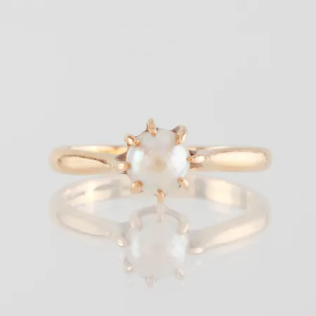 Ring med odla pärla, gravyr, storlek 17 ½ mm, bredd 2.3-7.4 mm, 18k. Vikt: 3 g
