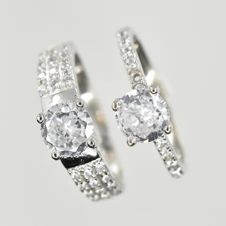 2 ringar med vita stenar, stl 16-16½, bredd 2-6 mm, 925/1000 silver. Vikt: 4 g