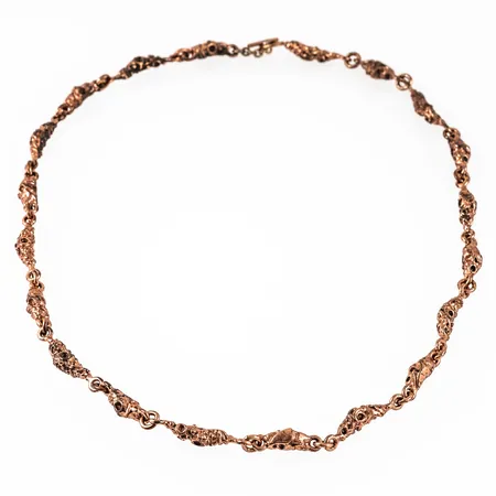 Collier i brons, F. Juhls, Kautokeino Norge. Det är 50 cm långt, 3,5 - 6 mm brett och väger 42,1g. Pinnlås.