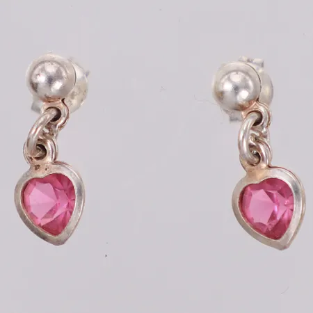 Ett par örhängen med rosa stenar, längd 16,2mm, bredd 6,5mm, 925/1000 silver Vikt: 1,3 g