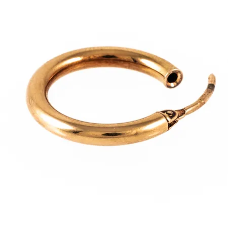 En udda rörcreol Ø 18 mm i 18K guld. Den är 2,5 mm bred och väger 0,7g. 
