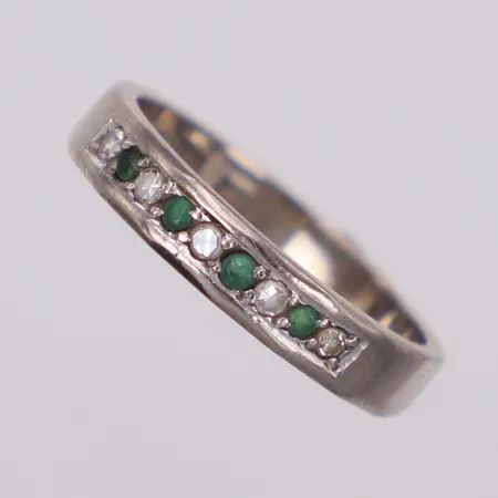 Ring med gröna stenar samt diamanter 5 x ca. 0,015ct, stl16½, bredd: 4mm, vitguld, 18K Vikt: 3,8 g