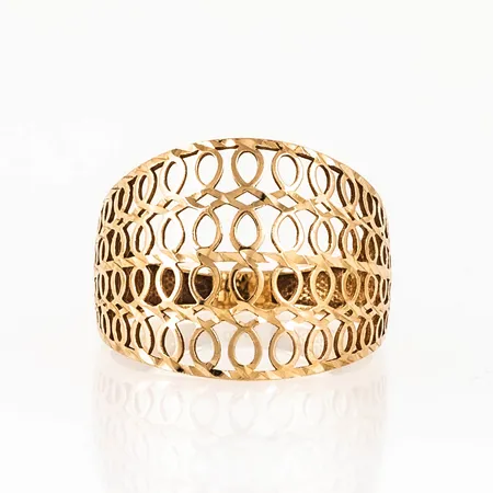 Doserad ring i 18K guld med genombrutet mönster. Den är i storlek 17½, är 2,8 - 16,2 mm bred och väger 2,8g. 