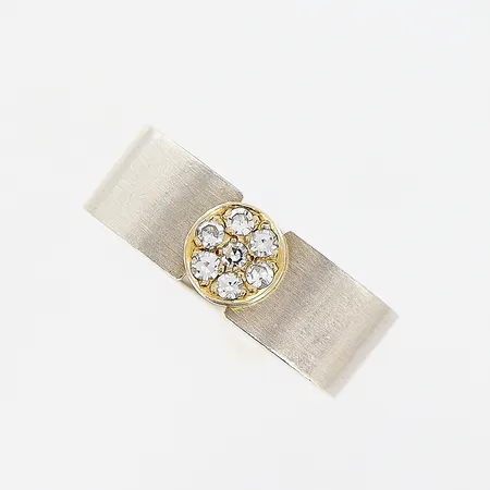 Ring stl 16¼, bredd 6,5mm, diamanter 7 x ca 0,02ct, fattning i rödguld,  8/8-slipade, vitguld, 18K Vikt: 8,6 g