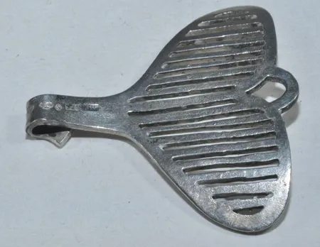Hänge vintage , Längd 4,5 cm , Bredd 4,5 cm A10 = 1975, silver 925/1000     liten fin lödbar spricka i böjen på smycket Vikt: 13 g