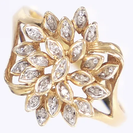 Ring med vita stenar, stl 17¼, bredd 2-14mm, ojämn skena med dålig lagning, 18K Vikt: 3,6 g