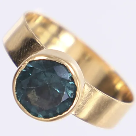 Ring med grön sten, stl 16¾, bredd 4-8mm, bucklig, sten lös i fattning, 18K Bruttovikr: 2,1g Vikt: 2,1 g