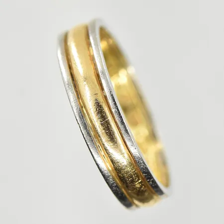 Ring, stl 19½, bredd 5 mm, gravyr, gulguld/vitguld, 18K. Vikt: 5,8 g