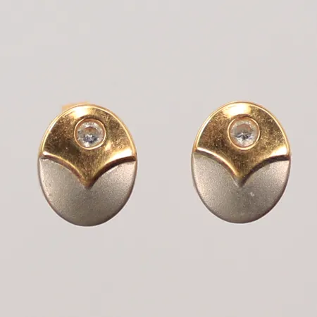 Ett par örhängen med vita stenar, 10x6mm, rödguld/vitguld, 18K Vikt: 0,9 g