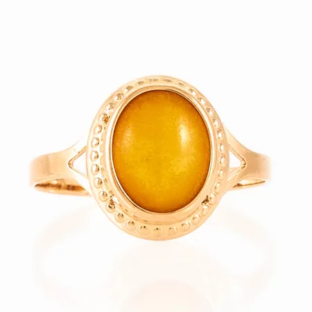 Ring i 18K guld med bärnstensfärgad sten. Den är i storlek 18, är 1,7 - 13 mm bred och väger 1,5g. 