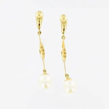 Ett par örhängen, pärla, 38x6mm, stopp saknas, skevheter, 18K.  Vikt: 1,5 g