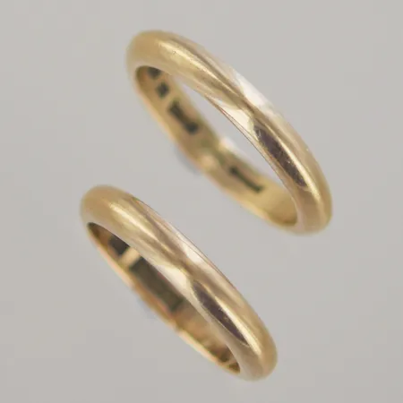 Ringar, Ø 17½/18 mm, bredd 3,5 mm, gravyr, 18K Vikt: 10,3 g