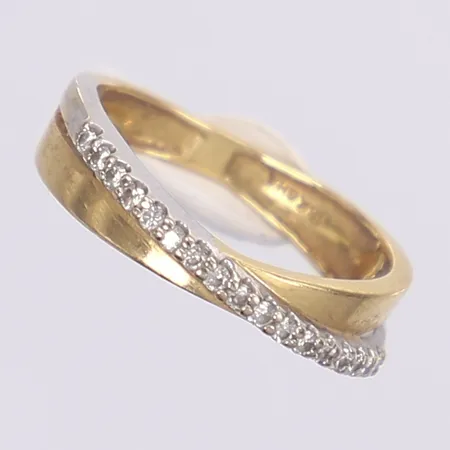 Ring med diamanter 17x ca 0,005ct, stl 15¼, bredd 2-4mm, 18K Vikt: 2,5 g