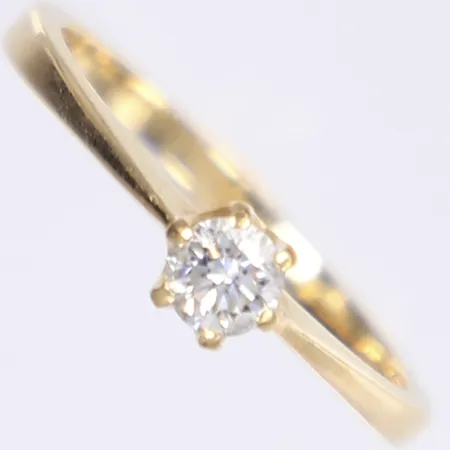 Ring med diamant 1x 0,25ct enl. gravyr, stl 18, bredd 1,5-5mm, 18K Vikt: 3 g