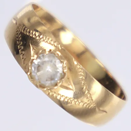 Ring med vit sten, stl 16¼, bredd 3-5mm, 18K Vikt: 1,4 g