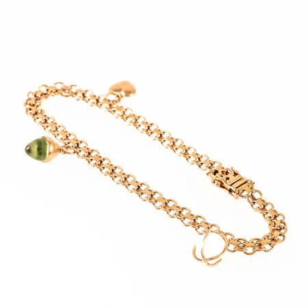 Armband X-länk i 18K guld med tre berlocker. Det är 20 cm långt, 5 mm brett och väger 11,1g. Kistlås. Stämplad M9, AMV, 18K & kattfot.