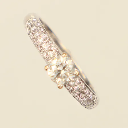 Ring med diamanter 1x ca 0,37ct, 38x ca 0,01ct totalt 0,75ct enligt gravyr, stl 16¾, bredd 2,4-4,8mm, saknar en diamant, vitguld, 18K  Vikt: 3,1 g