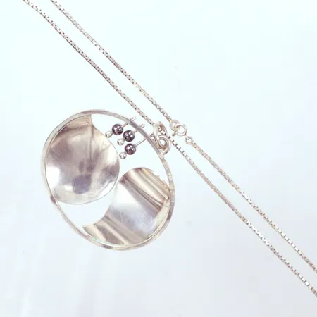 Designcollier silver 925/1000, Tita Carlborg Atelje Boxholm år 1975, hänge 5,5 x 6,6cm, kedja Venezia, längd 49cm, bredd 1,70mm,   Vikt: 35 g