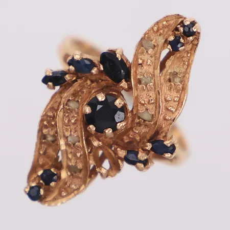 Ring med vita och svarta stenar, stl17¾, bredd 26,7mm, utländska stämplar, 14K  Vikt: 4 g
