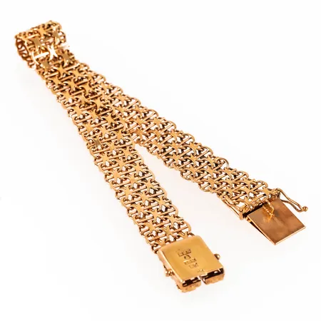 Armband X-länk i 18K guld. Det är 19,5 cm långt, 11,4 mm brett och väger 15,8g. Kistlås. Stämplad P9 (1965), BHG (Bröderna Hedens Guldatelje, Stockholm), 18K & kattfot. 