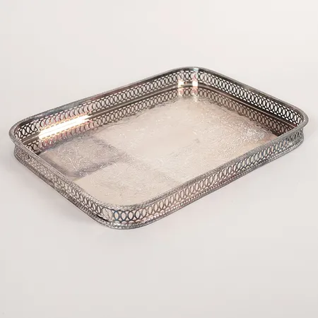 Bricka, dekor av rocailler samt genombruten kant, höjd: 2,8cm, längd: 31cm, bredd: 23,5cm, gravyr, nysilver. Vikt: 0 g Skickas med paket.