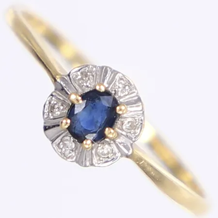 Ring med safir och diamanter, stl 18¾, bredd 1-7mm, 18K,  Vikt: 1,8 g