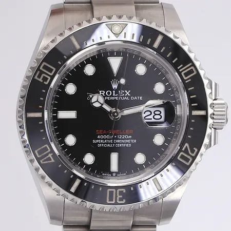 Herrur Rolex Sea-Dweller, ref 126600, snr 4Q4H0041, cal 3235, Ø43mm, stål, automat, safirglas, datum, oysterlänk, mindre repor på boett, repor på länk, certifikat Augusti 2020, tag, plastskydd till dykarring, dykarförlängning till länk, bok, box samt ytterkartong