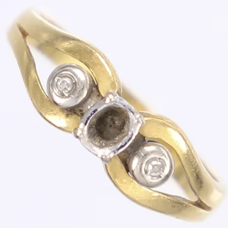 Ring med vita stenar, stl 17¾. bredd 2,5-6,5mm, defekt, 18K Vikt: 3,4 g
