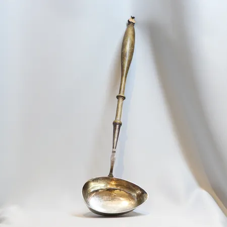 Soppslev med trähandtag, ca 41,5cm, bredd ca12cm, skador i trähandtaget, silver 830/1000 131,2g (brutto) 