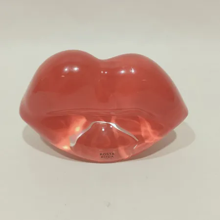 Glasskulptur, Make Up, Åsa Jungnelius för Kosta Boda, läppar, röd, höjd ca 6cm, etikettmärkt, 