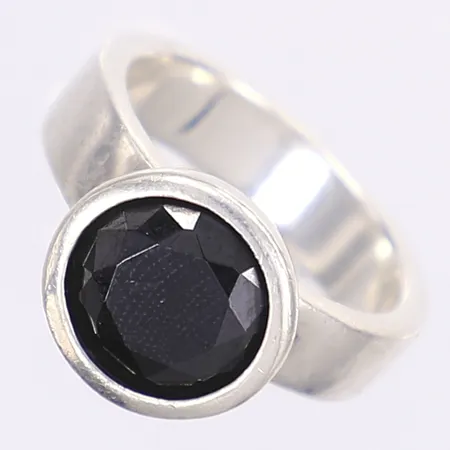 Ring med svart sten, stl 17, bred 5-12mm, sten något lös i fattning, silver 925/1000 Vikt: 8 g