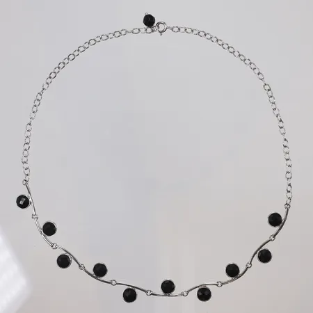 Collier med svarta stenar, 42cm, bredd 3-9mm, Silver 925/1000 Vikt: 9,9 g