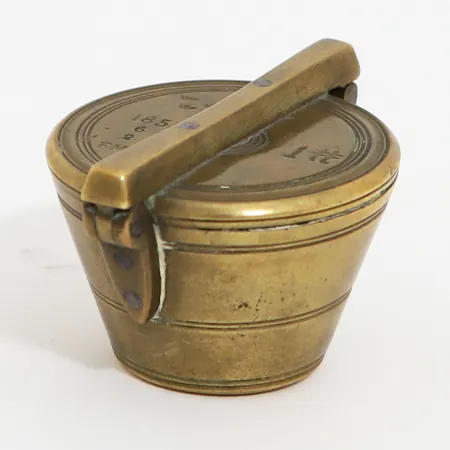 Viktsats i mässing, krönt 1855, 7 delar, 1-2 delar saknas, vikt: 420,2gram Skickas med paket.