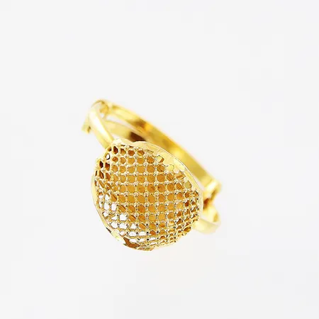 Ring, genombruten dekor, stl 16¼, bredd 1,5-10,5mm, något justerbar storlek, skevheter, 21K. Vikt: 2,2 g