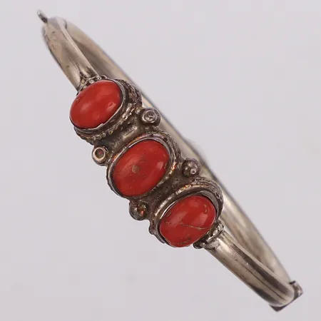 Stelt öppningsbar armband med 3 koraller, inre bredd ca 49x57mm, bredd 4,1 - 13,8mm, ihåligt/buckligt, Silver 925/1000  Vikt: 9,8 g