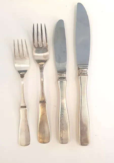 12 gafflar 15cm, 11 gafflar 16,5cm, 12 skedar 15,5cm, 1146gr, 12 knivar 20cm, 12 knivar 17,5cm, 1288gr bruttovikt,  totalvikt 2434gr modell Uppsala  Vikt: 2434 g