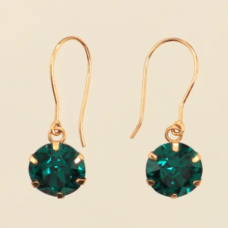 Ett par örhängen med gröna stenar, längd 24mm inklusive krokar, bredd 8,3mm, 18K  Vikt: 1,4 g