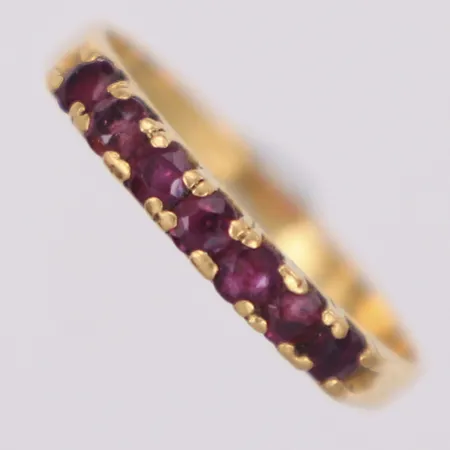 Ring med röda stenar, stl 17, bredd 2,7mm, ojämnheter på skenan, 18K Vikt: 1,5 g