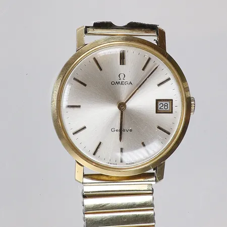 Herrur Omega Genève 14K Ø34mm ref nr. 1329051-1 snr. 35811941, år 1972, cal 1030, gravyr, manuell uppdragning, sekundvisare saknas, plastglas med små repor, defekt flexlänk, guld i boett, bruttovikt 57,1g 