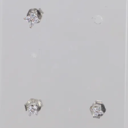 Tre örhängen med vita stenar, 2,6x2,6mm samt 3,2x3,2mm, 925/1000 silver Vikt: 0,5 g