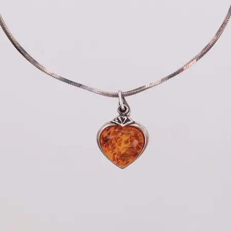 Collier längd 38mm, GHA, med hänge/hjärta med bärnsten, längd 27mm, 925/1000 silver Vikt: 8 g