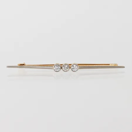 Brosch med 3 st gammalslipade diamanter ca 3x0,15ct, Svenska stämplar, längd ca 6 cm, 18k. Vikt: 3,9 g