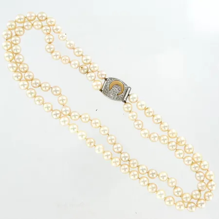 Collier med odlade sötvattenspärlor, tvåradigt, pärlor ca Ø7-8mm, med lås från JKa i 18K med diamanter ca 37x0,01ct, ca 42cm, ytdefekter på flertalet pärlor, bruttovikt: 72,3 gram Vikt: 72,3 g