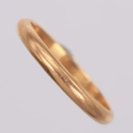 Ring slät, stl 22, bredd 3mm, gravyr, 18K Vikt: 4,6 g