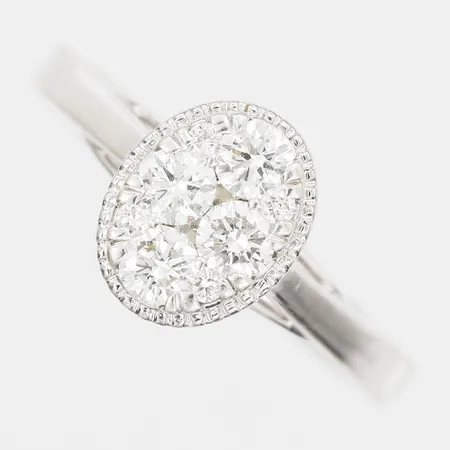 Ring med briljantslipade diamanter, 4 x ca 0,15ct samt  4 x ca 0,01ct, stl: 17¾, 18K vitguld Vikt: 4,3 g