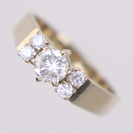 Ring med briljantslipad diamant ca 0,55ct samt 4x 0,05ct, stl 17½, bredd 6,3mm, importstämplad, vitguld 18K Vikt: 5,1 g
