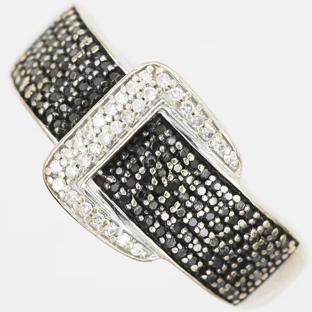 Ring med svarta diamanter 130 x ca 0,005ct samt vita åttkantsslipade diamanter 30 x ca 0,005ct, totalt ca 0,80ctv, stl: 17½, tillverkad av Guldfynd AB, 18K vitguld Vikt: 4,3 g